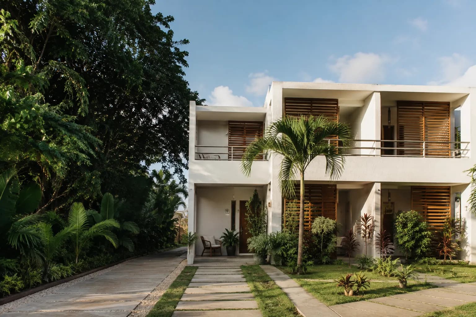 Casa contemporánea entre palmas y jardines tropicales de inspiración puertorriqueña